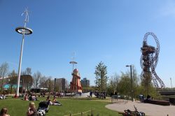 Queen Elizabeth Olympic Park : siamo nel parco a nord-est di Londra che fu protagonista durante i Giochi Olimpici del 2012. Sulla destra la torre di ArcelorMittal Orbit - © Neil Lang ...