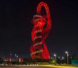 Vista notturna di  ArcelorMittal Orbit Tower nel Queen Elizabeth Olympic Park di Londra. oltre ad ospitare uno scivolo adrenalinico la struttura è un ottimo punto panoramico sulla ...