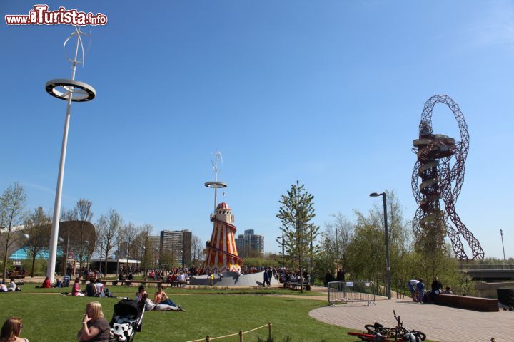 Immagine Queen Elizabeth Olympic Park : siamo nel parco a nord-est di Londra che fu protagonista durante i Giochi Olimpici del 2012. Sulla destra la torre di ArcelorMittal Orbit - © Neil Lang / Shutterstock.com