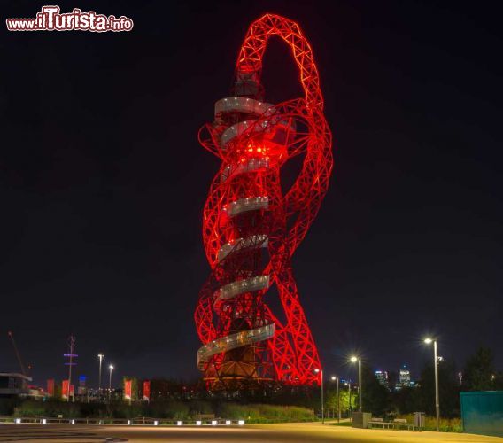 Immagine Vista notturna di  ArcelorMittal Orbit Tower nel Queen Elizabeth Olympic Park di Londra. oltre ad ospitare uno scivolo adrenalinico la struttura è un ottimo punto panoramico sulla porzione nord-orintale della capitale inglese - © RubinowaDama / Shutterstock.com