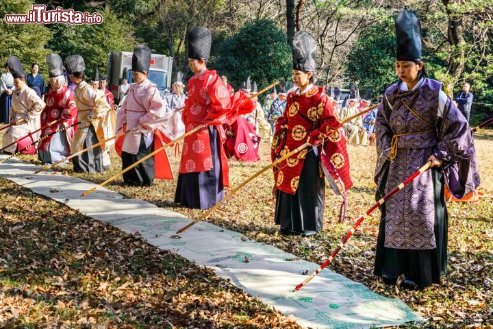 Immagine Arceri in ambiti tradizionali al Meiji Shrine di Tokyo, una delle attrazioni più famose del parco - © Cedric Weber / Shutterstock.com