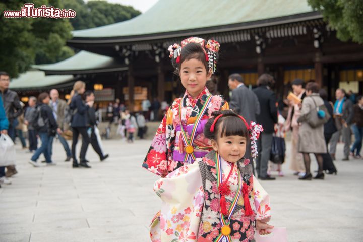 Immagine Bambine in abiti tradizionali davanti al Santuario di Meijijingu a Tokyo Jirat Teparaksa / Shutterstock.com