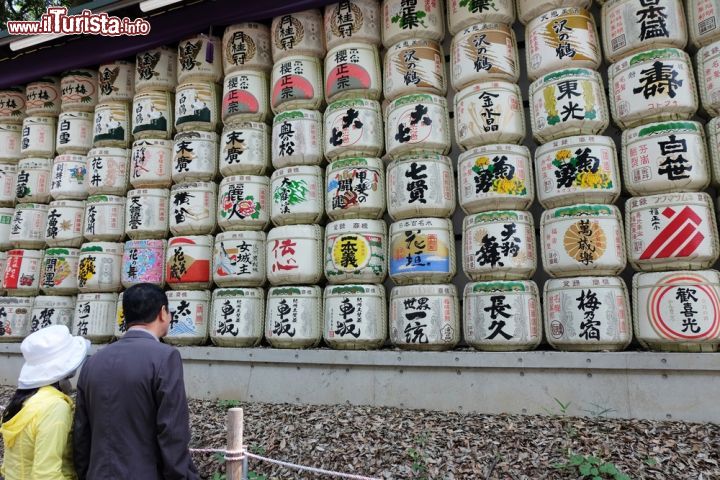 Immagine Una disposizione di barili di sake, le offerte votive tipiche del Santuaio Meiji di Tokyo - © Nungchakhun / Shutterstock.com