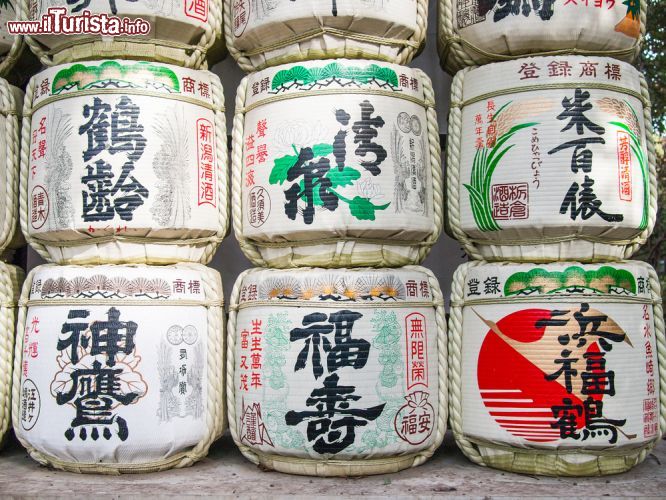 Immagine Dettaglio delle offerte di sake al Meiji Shrine di Tokyo - © Sergio TB / Shutterstock.com
