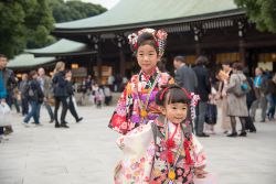 Bambine in abiti tradizionali davanti al Santuario di Meijijingu a Tokyo Jirat Teparaksa / Shutterstock.com