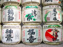 Dettaglio delle offerte di sake al Meiji Shrine di Tokyo - © Sergio TB / Shutterstock.com 