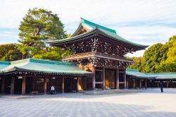 Siamo nel nel quartiere di Shibuya, il Meiji Shrine è uno dei santuari scintoisti di Tokyo. Il tetto dell'edificio principale è ricoperto con lastre di rame - © Nattee ...