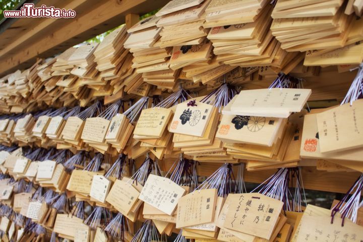 Immagine Preghiere su tavolette di legno nel santuario di Meiji Jingu a Tokyo - theendup / Shutterstock.com