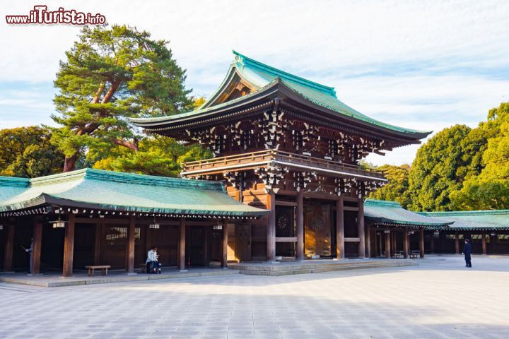 Immagine Siamo nel nel quartiere di Shibuya, il Meiji Shrine è uno dei santuari scintoisti di Tokyo. Il tetto dell'edificio principale è ricoperto con lastre di rame - © Nattee Chalermtiragool / Shutterstock.com