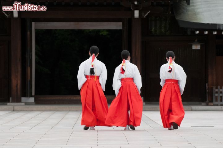 Immagine Tre donne in abiti tradizionali attraversano la piazza del tempio di Yoyogi Park a Tokyo - © Richard Rigby  / Shutterstock.com