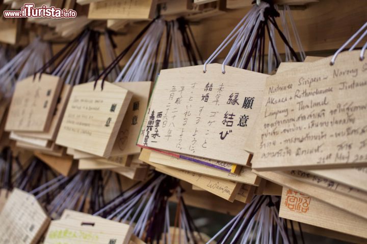 Immagine Un particolare delle preghiere, scritte su tavolette di legno, esposte al Tempio Meijijungu di Tokyo- © theendup / Shutterstock.com 