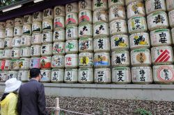 Una disposizione di barili di sake, le offerte votive tipiche del Santuaio Meiji di Tokyo - © Nungchakhun / Shutterstock.com 