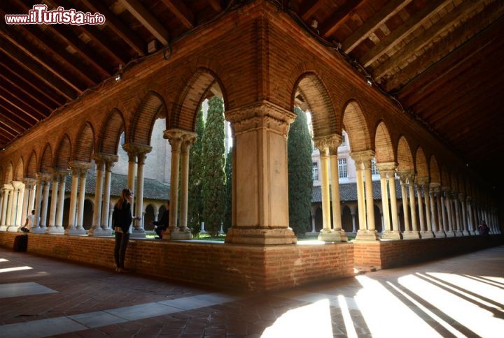 Immagine Il chiostro del Couvent des Jacobins, nel centro di Tolosa. Danneggiato durante la Rivoluzione Francese, fu ricostruito dall'architetto Mérimée - foto © CRT M.P. P. Thbault