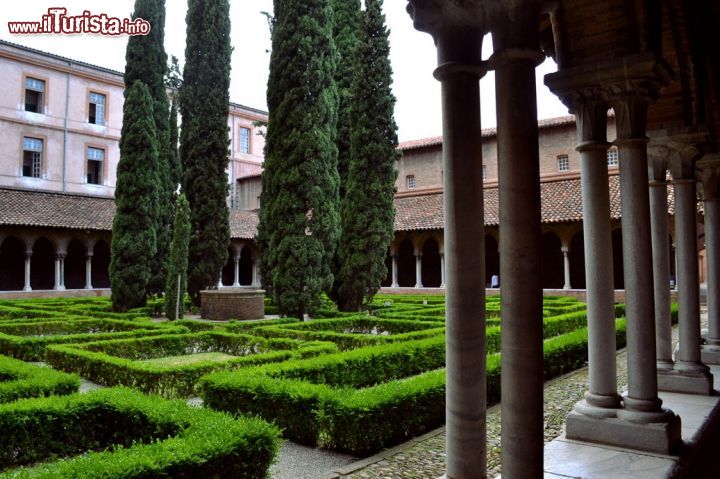 Immagine Il chiostro del Couvent des Jacobins di Tolosa (Toulouse), in Francia. Il porticato fu distrutto in buona parte quando l'esercito francese trasformò il convento in una caserma durante il XIX secolo.