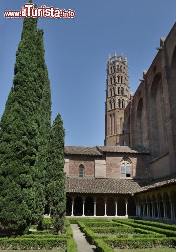 Immagine Il chiostro e il campanile del Couvent des Jacobins, l'antico convento dell'ordine dei Frati Predicatori fondato nel XIII secolo a Tolosa, in Francia - foto © Karine Lhmon