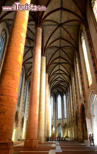 Immagine La navata esterna del Couvent des Jacobins di Tolosa (Toulouse). Da questa foto si può distinguere chiaramente la struttura della chiesa, compostada due navate separate da altissime colonne - foto © CRT M.P. P. Thbault