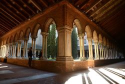 Il chiostro del Couvent des Jacobins, nel centro di Tolosa. Danneggiato durante la Rivoluzione Francese, fu ricostruito dall'architetto Mérimée - foto © CRT M.P. P. Thbault ...