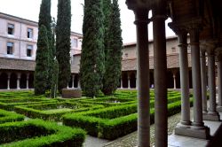 Il chiostro del Couvent des Jacobins di Tolosa (Toulouse), in Francia. Il porticato fu distrutto in buona parte quando l'esercito francese trasformò il convento in una caserma durante ...