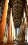 La navata esterna del Couvent des Jacobins di Tolosa (Toulouse). Da questa foto si può distinguere chiaramente la struttura della chiesa, compostada due navate separate da altissime colonne ...