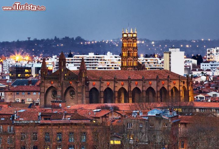 Immagine Fotografia serale del centro storico di Tolosa e l'inconfondibe profilo della chiesa dei Giacobini