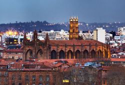 Fotografia serale del centro storico di Tolosa e l'inconfondibe profilo della chiesa dei Giacobini