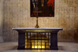 L'altare del Convento dei Giacobini di Tolosa sotto al quale si trovano le spoglie di Tommaso d'Aquino, canonizzato nel 1323.