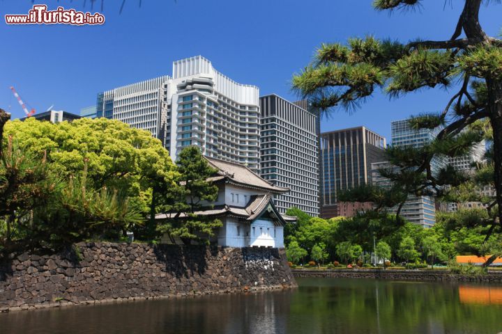 Immagine Il contrasto tra l'antico, costituito dal Palazzo Imperiale, e il nuvo della città moderna di Tokyo