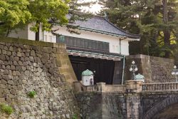 Il cancello principale d'accesso al complesso del Palazzo Imperiale di Tokyo- © Jirat Teparaksa / Shutterstock.com 