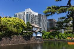Il contrasto tra l'antico, costituito dal Palazzo Imperiale, e il nuvo della città moderna di Tokyo