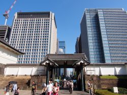 Otemon Gate è una delle porte d accesso Palazzo Imperiale di Tokyo: sullo sfondo incombano i grattacieli del centro città - © Takashi Images / Shutterstock.com 