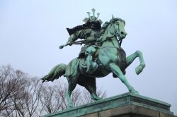 La statua del samurai Kusunoki Masashige nei pressi del Palazzo Imperiale di Tokyo - © Keya5 / Shutterstock.com 