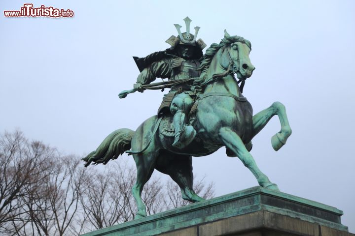 Immagine La statua del samurai Kusunoki Masashige nei pressi del Palazzo Imperiale di Tokyo - © Keya5 / Shutterstock.com
