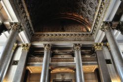 Dettaglio del soffitto del portico della Cattedrale di Kazan a San Pietroburgo - © Marina Zezelina / Shutterstock.com 