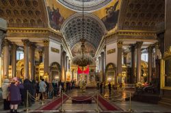 Una funzione ortodossa dentro alla Cattedrale di Kazan a San Pietroburgo - © Anna Pakutina / Shutterstock.com 