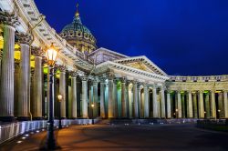 Una vista notturna del colonnato della Cattedrale di Kazan a San Pietroburgo