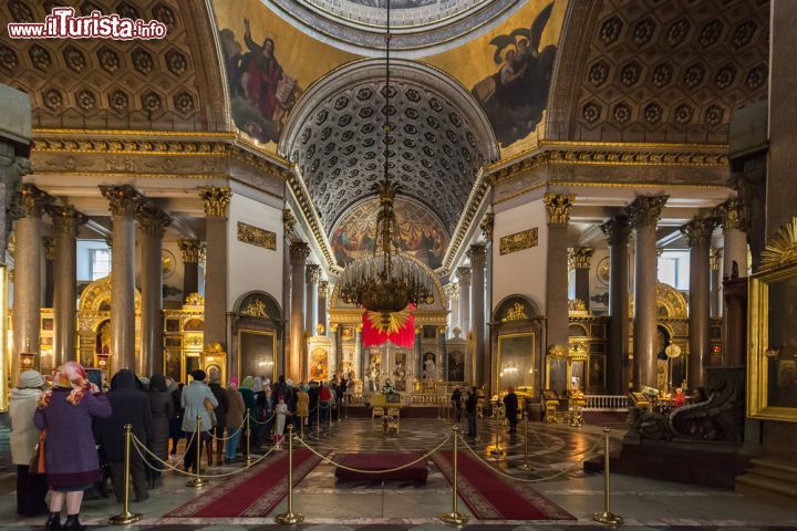 Immagine Una funzione ortodossa dentro alla Cattedrale di Kazan a San Pietroburgo - © Anna Pakutina / Shutterstock.com