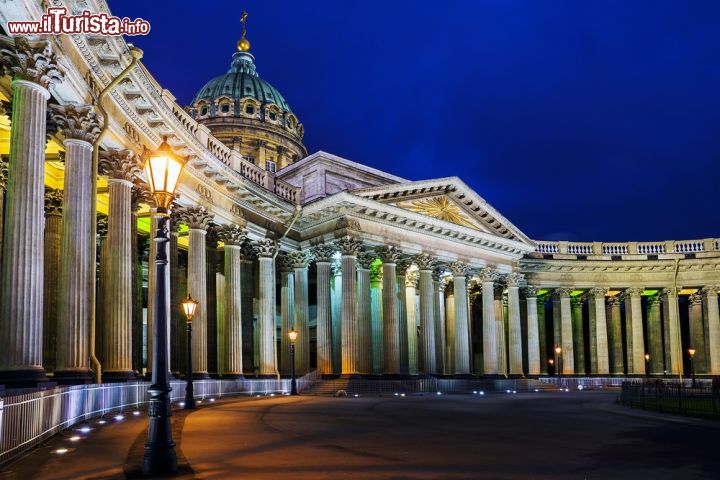Immagine Una vista notturna del colonnato della Cattedrale di Kazan a San Pietroburgo