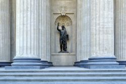 Statua di San Giovanni Battista lungop il portico della Cattedrale di Kazan a San Pietroburgo, Russia