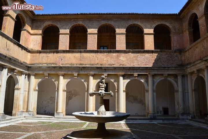 Immagine Il Chiostro della Foresteria nel complesso della Certosa di Padula - © IlSistemone - CC BY-SA 4.0 - Wikipedia