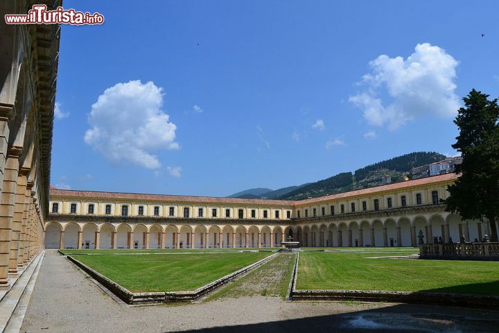 Immagine Il Chiostro Grande della Certosa di Padula - © IlSistemone - CC BY-SA 4.0 - Wikipedia