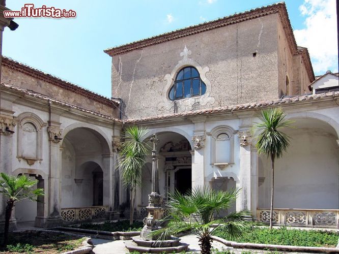 Immagine Il Chiostro del cimitero della Certosa di Padula in Campania - ©  Velvet -  CC BY-SA 3.0 - Wikipedia