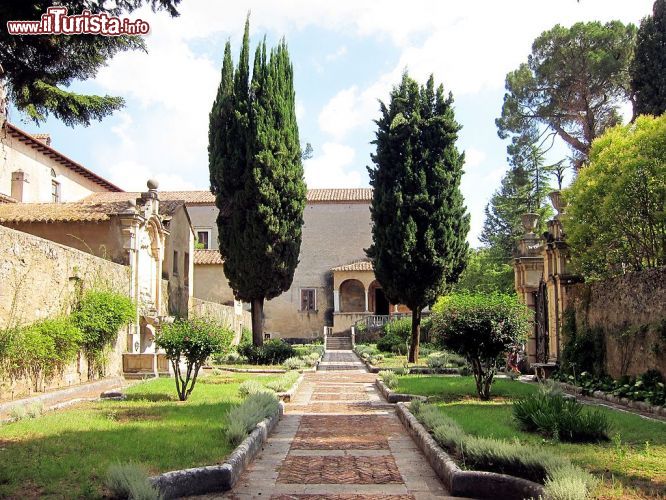 Immagine Il giardino del Priore all'interno della Certosa di San Lorenzo a Padula - ©  Velvet -  CC BY-SA 3.0 - Wikipedia