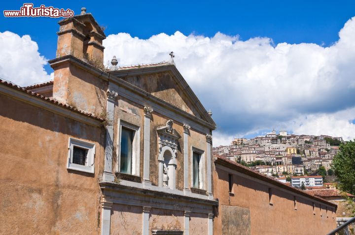 Immagine La Certosa di San Lorenzo e  sullo sfondo il borgo di Padula del Vallo di Diano