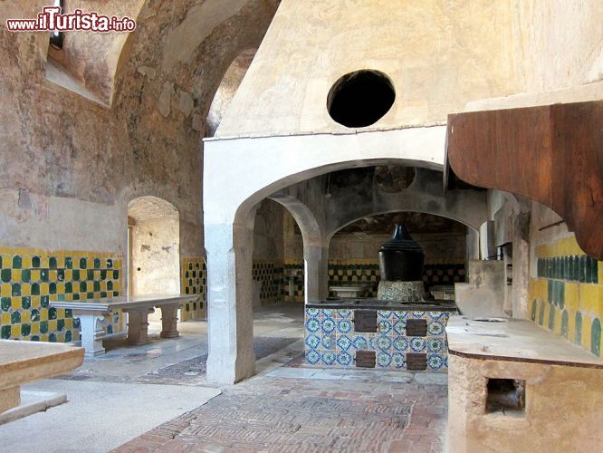 Immagine Le antiche e spettacolari grandi cucine all'interno della Certosa di Padula - ©  Velvet -  CC BY-SA 3.0 - Wikipedia