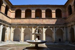 Il Chiostro della Foresteria nel complesso della Certosa di Padula - © IlSistemone - CC BY-SA 4.0 - Wikipedia