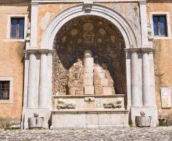 Fontana nel cortile d'ingresso alla Certosa di Padule in Campania
