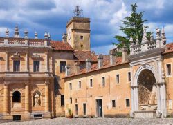 Il vasto complesso della Certosa di San Lorenzo, la più grande del suo genere in Europa