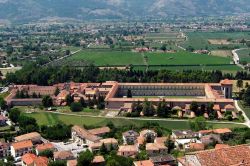 La certosa di San Lorenzo a Padula, la foto panoramica del Patrimonio Unesco della Campania, scattata dal borgo di Padula - ©  Velvet -  CC BY-SA 3.0 - Wikipedia