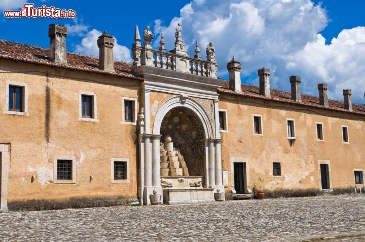 Immagine Una porzione del Cortile d'ingresso della Certosa di Padula in Campania