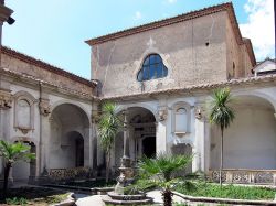 Il Chiostro del cimitero della Certosa di Padula in Campania - ©  Velvet -  CC BY-SA 3.0 - Wikipedia